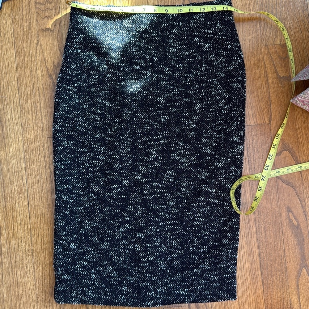 NWT Ann Taylor black and white pencil skirt. Elastic waist, size 4.